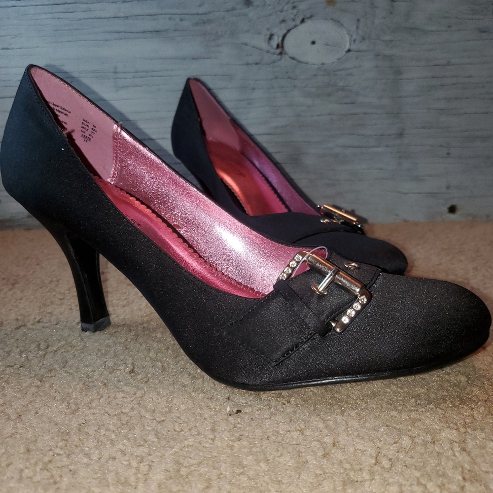 NWT Highlights Satin Round Toe Pump, Size: 10, Black